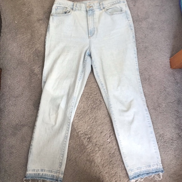 Light Wash High Waisted Mom Jeans - Picture 4 of 7
